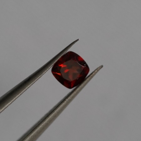 garnet-4mm-cushion-faceted